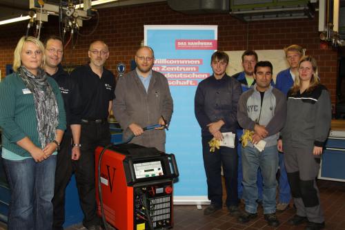 FH-Studenetn aus Lingen lernen Schweissen beim BTZ des Handwerks