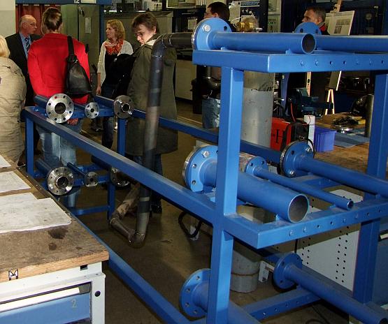 Belastungssituationen im Metallbereich wie z.B. beim Rohrschwei&szlig;en (Vordergrund).