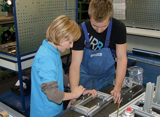 MinT-M&auml;dchen bei Neuenhauser Maschinenfabrik