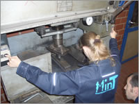 MinT: M&auml;dchen in Technik